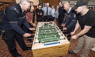Vollzugsbeamte und Insassen der JVA Brackwede beim Kickerspielen. - Jörg Dieckmann