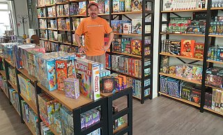 Lädt in seinen Spieleladen: Dennis Glöge organisiert den Flohmarkt im Wolpertinger in Gütersloh. - Olaf Kieser Lädt in seinen Spieleladen: Dennis Glöge organisiert den Flohmarkt im Wolpertinger in Gütersloh. - Olaf Kieser