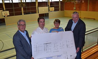 Dezernent Stefan Fellmann (v. l.), Alexander Titze (Architekt im städtischen Hochbau), Claudia Pelz-Weskamp (Leiterin der Abteilung Schulen, Bücherei und Sport) und Bürgermeister Daniel Hartmann freuen sich auf den Baustart. - Stadt Höxter