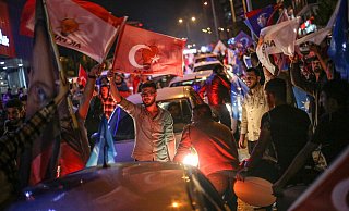 Anhänger des türkischen Präsidenten Erdogan feiern nach dem Ergebnis der Stichwahl im türkischen Kahramanmaras. - Hakan Akgun/Dia Images/AP/dpa