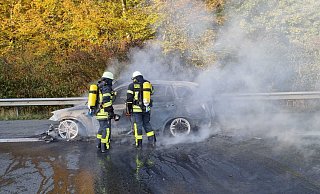 Am Montag ist ein Pkw auf der A2 Richtung Dortmund ausgebrannt und sorgte für eine Vollsperrung. - Feuerwehr Porta