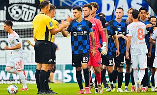 Raphael Obermair führte die Mannschaft des SC Paderborn auch gegen Fortuna Düsseldorf aufs Feld. Die Frage ist: Bleibt er den Ostwestfalen erhalten? - BESIM MAZHIQI Raphael Obermair führte die Mannschaft des SC Paderborn auch gegen Fortuna Düsseldorf aufs Feld. Die Frage ist: Bleibt er den Ostwestfalen erhalten? - BESIM MAZHIQI