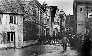 Der Radler fährt 1925 durch das Hochwasser an der Bergertorstraße. - Archiv Geschichtsverein