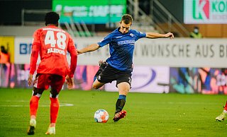 SCP-Innenverteidiger Uwe Hünemeier nimmt in der 54. Minute genau Maß, zieht aus gut 30 Metern ab und schrammt nur knapp an einem Treffer der Marke "Tor des Monats" vorbei. - Besim Mazhiqi