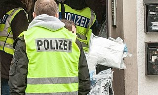 Die Polizei bei der Razzia im Bielefelder Westen im Vorjahr. - Christian Mathiesen (Archiv)