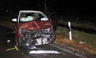 Der Opel nach dem Unfall. - Polizei