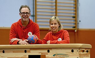 Mit Kompetenz und Leidenschaft: Andreas Lemke und Beate Niemeier, Sportlehrer am Hauptstandort Dehme des Grundschulverbundes Weser und Wiehen, hier in der Turnhalle der Grundschule Dehme. - Jürgen Krüger