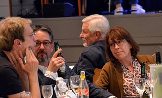 Stefanie Janßen-Rickmann, Bürgermeisterkandidatin Bündnis 90/Die Grünen (rechts) im Gespräch am Wahlabend mit David Kupitz (li.). - Katharina Eisele