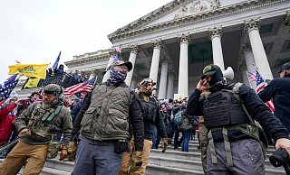Der vom früheren US-Präsidenten Donald Trump angeheizte Sturm auf das Kapitol in Washington 2021. Die Allianz fürchtet, dass es in diesem Jahr sowohl in der EU als auch in den USA zu einer Zunahme der politischen Gewalt kommen könnte. - Manuel Balce Ceneta/AP/dpa