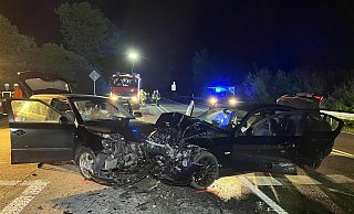 Beide Fahrzeuge wurden bei dem Frontalzusammenstoß schwer beschädigt. - Polizei Höxter