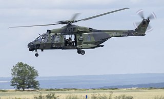Ein Militärhubschrauber ist Mittwochvormittag im Tiefflug über Bergkirchen gekreist. Unser Symbolfoto zeigt einen Bundeswehr-Hubschrauber vom Typ NH-90 - Boris Roessler