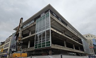 Stück für Stück entfernt dieser Bagger die Fassade des ehemaligen Kaufhofs mitten in der Paderborner Fußgängerzone. - Lena Henning