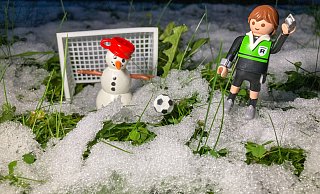 Frost statt Fußball: Das anhaltende Winterwetter lässt noch kein Spiel im Häcker Wiehenstadion zu. - Foto: Yvonne Gottschlich
