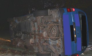 Der Transporter geriet auf glatter Strecke auf die Gegenfahrbahn undstürzte auf dem Rasenstück auf die Beifahrerseite. - Polizei Minden-Lübbecke