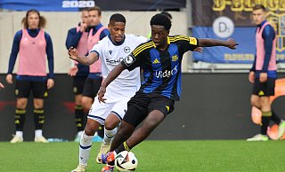 Zweiter Sieger: Arminia-Stürmer Isaiah Young (l.), hier im Duell mit Elijah Krahn, lief im Ludwigspark zu häufig nur hinterher. - IMAGO/Fussball-News Saarland