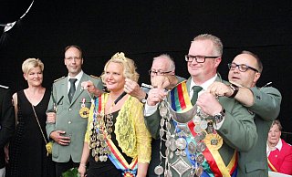 Beim Höxteraner Schützenfest 2018 war Christine Timmermann zur Schützenkönigin ernannt worden, nachdem Frank Wiesemann als Schützenkönig sie dazu auserwählt hatte. - Burkhard Battran