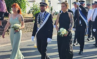 Der beste Schütze Marcel Nowak mit den Ehrendamen Karoline Steiche (links) und Melanie Lötzerich. - Nicole Kuper.