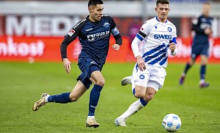Duell der Kapitäne: Im Hinspiel kassierte Raphael Obermair (l.) mit dem SCP eine bittere 1:2-Niederlage gegen Marvin Wanitzeks Karlsruher. - picture alliance/dpa