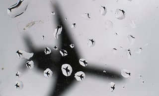 Ein Flugzeug landet bei Regenwetter. (Symbolbild) - Julian Stratenschulte/dpa