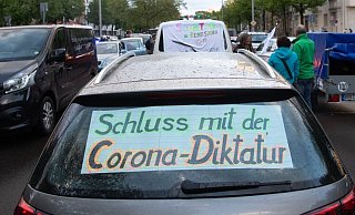 Der Begriff «Corona-Diktatur» wird auf Demonstrationen gegen die Corona-Maßnahmen immer wieder verwendet. - Foto: Paul Zinken/dpa-Zentralbild/dpa