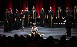 Mit einem Philippinischen Chor beginnt die Eröffnungsfeier. - Arne Dedert/dpa