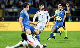 Die DFB-Elf um Pascal Groß (M) kam nicht über ein 0:0 gegen die Ukraine hinaus. - Federico Gambarini/dpa