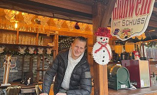 Der Bünder Schausteller Patrik Weber vom zentralen Glühwein-Stand ist zufrieden mit dem neuen Konzept. - Natalie Gottwald