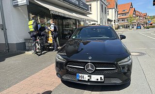 Der Mercedes CLA wurde in der Nach zu Mittwochen in Hamburg gestohlen. Die Flucht in diesem Wagen endete an der Bahnhofstraße in Halle. - Heiko Kaiser
