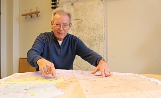 Die Straßenzüge, die einen neuen Wahlkreis bekommen, hat Paul Urban vom Wahlbüro der Stadt Löhne gelb markiert. - Ulf Hanke