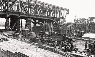 Kriegsende: Die Eisenbahnbrücke über die Weser Weserbrücke bei Wehrden (Kreis Höxter). - Becker