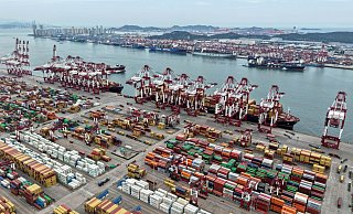 Der Hafen von Qingdao - die chinesischen Exporte in die USA brachen ein. (Archivbild) - Li Ziheng/XinHua/dpa