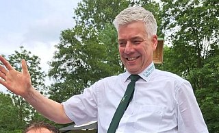 Matthias Werner lässt sich nach dem Königsschuss hochjubeln. - Schützen Atteln