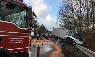 Der Lastwagen durchbrach die Leitplanke. - Malina Reckord