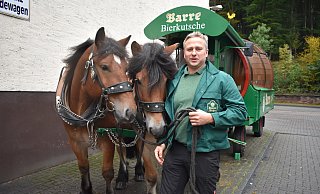 Sebastian Kämper mit den beiden Brauereipferden Gustav (v. l.) und Alfred. - Mareike Köstermeyer