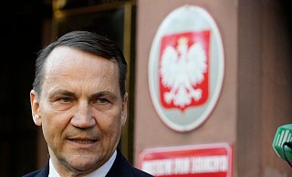 Polens Außenminister Radoslaw Sikorski möchte gerne bei der Präsidentschaftswahl im Mai antreten. Dafür muss er sich einer Vorwahl in seiner Partei stellen. (Archivbild) - Czarek Sokolowski/AP/dpa