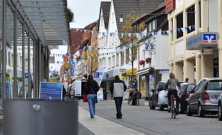 Noch versperren nachmittags Poller den Autos die Zufahrt zur Warburger Hauptstraße. - Julia Gesemann