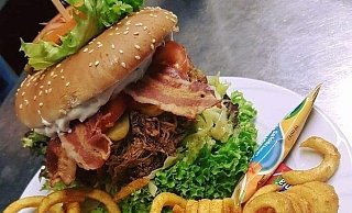 Diesen Burger bieten die neuen Betreiber an ihrem ersten Standort am Möhnesee und womöglich bald auch in Paderborn an. - Fränkis Hütte am Möhnesee