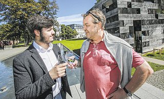 Jamas! Prost! Ioannis Dimopulos und Stefan Brams stoßen mit einem Wasser auf das Gespräch vorm Holzhaus an. Foto:Andreas Zobe - Andreas Zobe