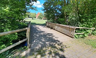 Wie bekommt man diese Brücke am Schützenplatz lange standfest? Immer wieder wird in Vörden über sie gesprochen. - Madita Schellenberg