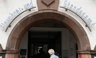 Paderborner, die einen Termin im Einwohneramt brauchen, können dieser Tage mitunter einige Wochen warten. Spontane Besuche sind derzeit nicht möglich. Begründet wird dies seitens der Stadt mit dem Schutz vor dem Coronavirus. - Holger Kosbab