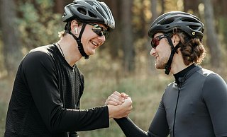 Zwei Radfahrer genießen eine Pause auf ihrer Tour durch den Kreis Gütersloh. - Symbolfoto/Pexels