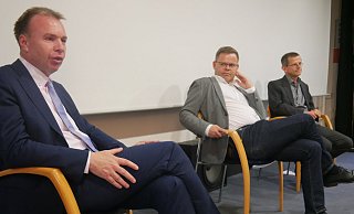 Bei der mit Spannung erwarteten ersten Podiumsdiskussion ging es ausgesprochen sachlich und fair zu mit den Teilnehmern (v. l.). Ulrich Lange, Marcus Kleinemeyer und Martin Krewet. - Klaus Karenfeld