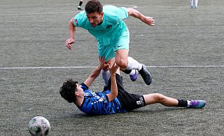 Voller Einsatz im Spiel - Joscha Kachel (oben, FC Bad Oeynhausen) gegen Leard Hasani (Avenwedde). - Büchel
