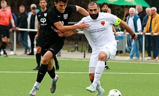 David Scheidel (l., FC Bad Oeynhausen) gegen Zalem Özmen (Post TSV Detmold). - Ingo Büchel