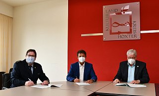Um die enge Zusammenarbeit im Bereich Kinderschutz noch weiter zu verbessern, haben Landrat Michael Stickeln (M), Polizeidirektor Christian Brenski (l.) und Klaus Brune, Leiter des Fachbereichs Familie, Jugend und Soziales, eine Kooperationsvereinbarung unterzeichnet. - Kreis Höxter
