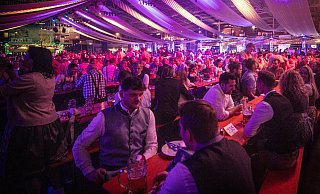 Zum Oktoberfest in der Seidenstickerhalle kamen an den zwei Tagen rund 7.000 Gäste. Manche von ihnen fielen durch übermäßigen Alkohol- und Drogenkonsum negativ auf. - Mike-Dennis Mueller