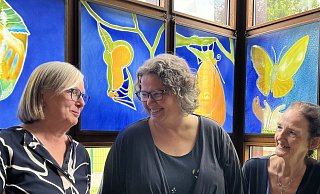 Vor den bunten Fenstern in der Pauline Kapelle stehen von links Brigitte Eilermann, Christina Hans und Kerstin Hofmann. - Verena Freiberg