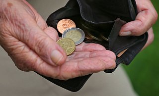 Eine Rentnerin hält einen Geldbeutel mit verschiedenen Euromünzen (gestellte Szenen). Wissenschaftler haben die Politik aufgefordert, vor den Problemen bei der Finanzierung der Rentenversicherung nicht die Augen zu verschließen. - Foto: Karl-Josef Hildenbrand/dpa