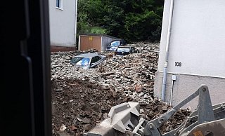 Katastrophales Bild: In Altena sind ganze Straßenzüge samt Autos unter Schutt begraben. - Michael Kirchhoff
