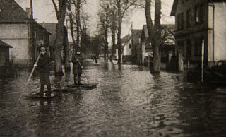 Beim Jahrhundert Hochwasser ging es auf der Eidinghausener Straße nur per Floß voran. - Stadtarchiv